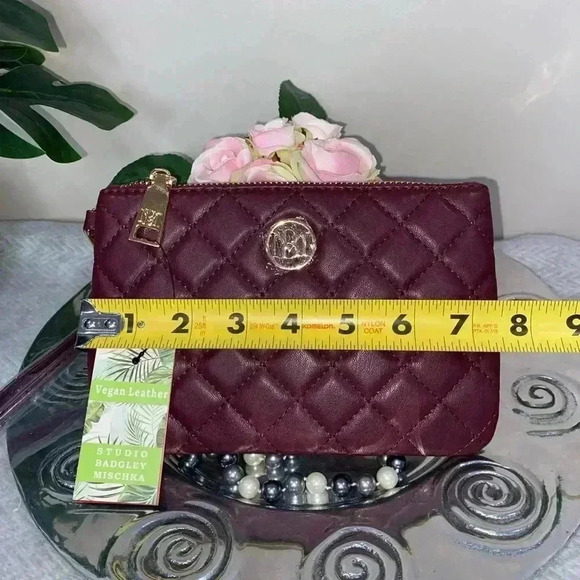 👜 NEW Badgley Mischka Quilted Clutch in Burgundy NWT - Picture 7 of 10